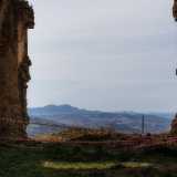 Il tutto mentre sullo sfondo si delineano le verdi colline circostanti